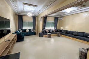 Living area - Spacious 3 beds apartment in amazing Fes with AC, WiFi near the railway station  (Fes)