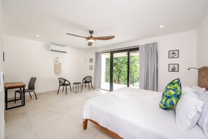 4 chambres, coffre-fort, bureau, fer et planche à repasser