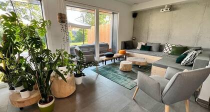 ATYPICAL HOUSE with swimming pool and spa in the countryside 15 minutes from Annecy