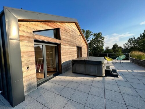 MAISON  ATYPIQUE avec Piscine et Spa en pleine campagne  à 15 minutes  d' Annecy