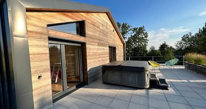 MAISON ATYPIQUE avec Piscine et Spa en pleine campagne Ă 15 minutes d' Annecy