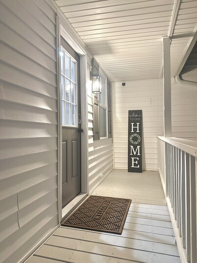 Medina Square Retreat - Spacious 4 bdrm home walking distance to the square