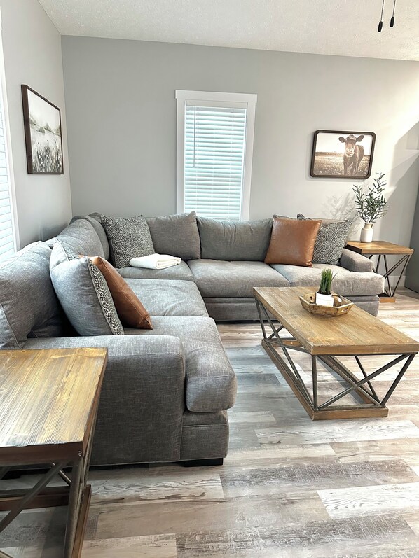 Smart TV - Medina Square Retreat - Spacious 4 bdrm home walking distance to the square (Medina)