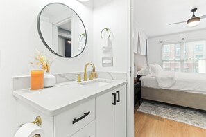 Haartrockner, Handtücher, Toilettenpapier