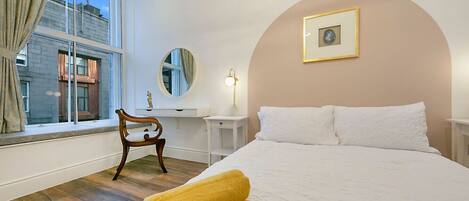 3 bedrooms, desk, iron/ironing board, travel crib