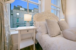 3 makuuhuonetta, työpöytä, silitysrauta/-lauta, vauvan matkasänky