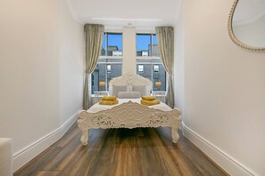 3 bedrooms, desk, iron/ironing board, travel cot - Market Street Apartments | Grampian Lettings Ltd (Aberdeen)