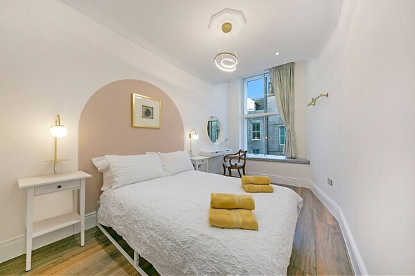 3 bedrooms, desk, iron/ironing board, travel cot