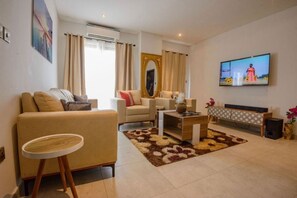 Superior-Apartment, Balkon, Stadtblick | Wohnbereich | Flachbildfernseher, DVD-Player