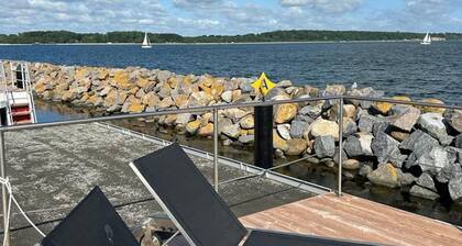 Hausboot in Laboe an der Kieler Foerde