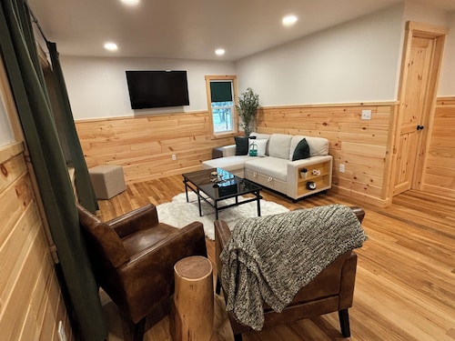 Charming Red Cabin in the woods. A perfect stay just 3 min from ski resort! 
