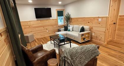 Charming Red Cabin in the woods. A perfect stay just 3 min from ski resort!