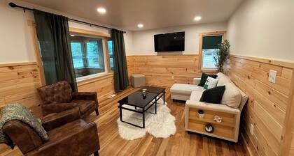 Charming Red Cabin in the woods. A perfect stay just 3 min from ski resort!