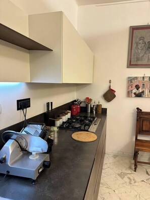 Réfrigérateur, four, plaque de cuisson, lave-vaisselle