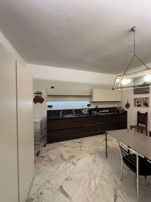 Réfrigérateur, four, plaque de cuisson, lave-vaisselle