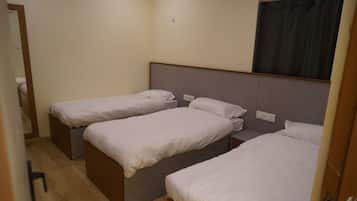 Kamar Double Deluks, 1 Tempat Tidur Double, pemandangan kota | Meja kerja, ruang kerja ramah laptop, dan setrika/meja setrika