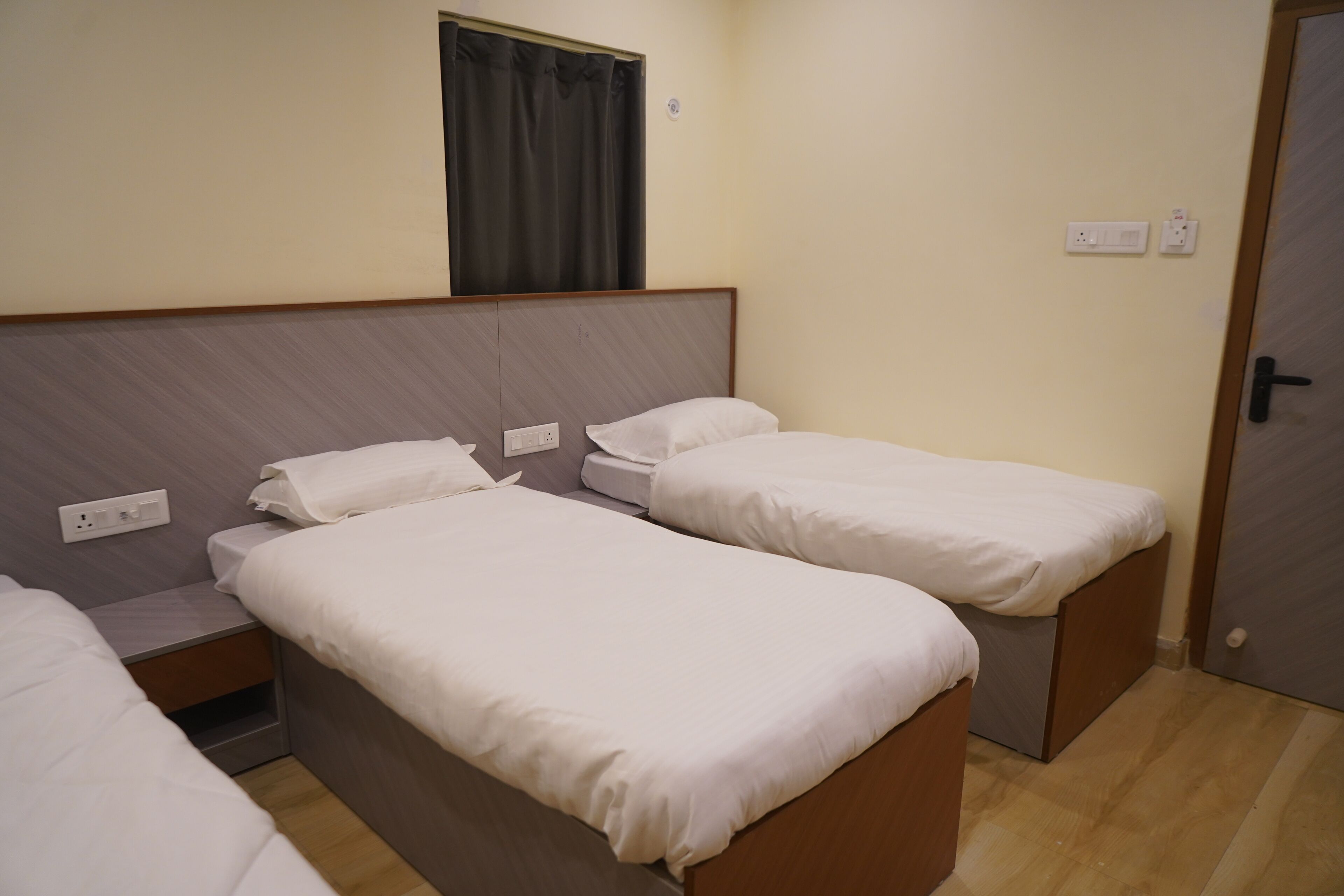 Kamar Double Deluks, 1 Tempat Tidur Double, pemandangan kota | Meja kerja, ruang kerja ramah laptop, dan setrika/meja setrika