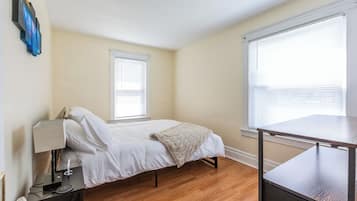 3 bedrooms, iron/ironing board, WiFi, bed sheets