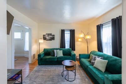 10% Off • Spacious 3BR Retreat w/ Breakfast, AC & WiFi • 5 Min to Niagara Falls