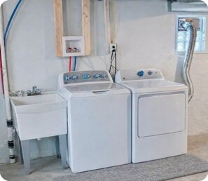 Interior - 10% Off • Spacious 3BR Retreat w/ Breakfast, AC & WiFi • 5 Min to Niagara Falls (Niagara Falls)