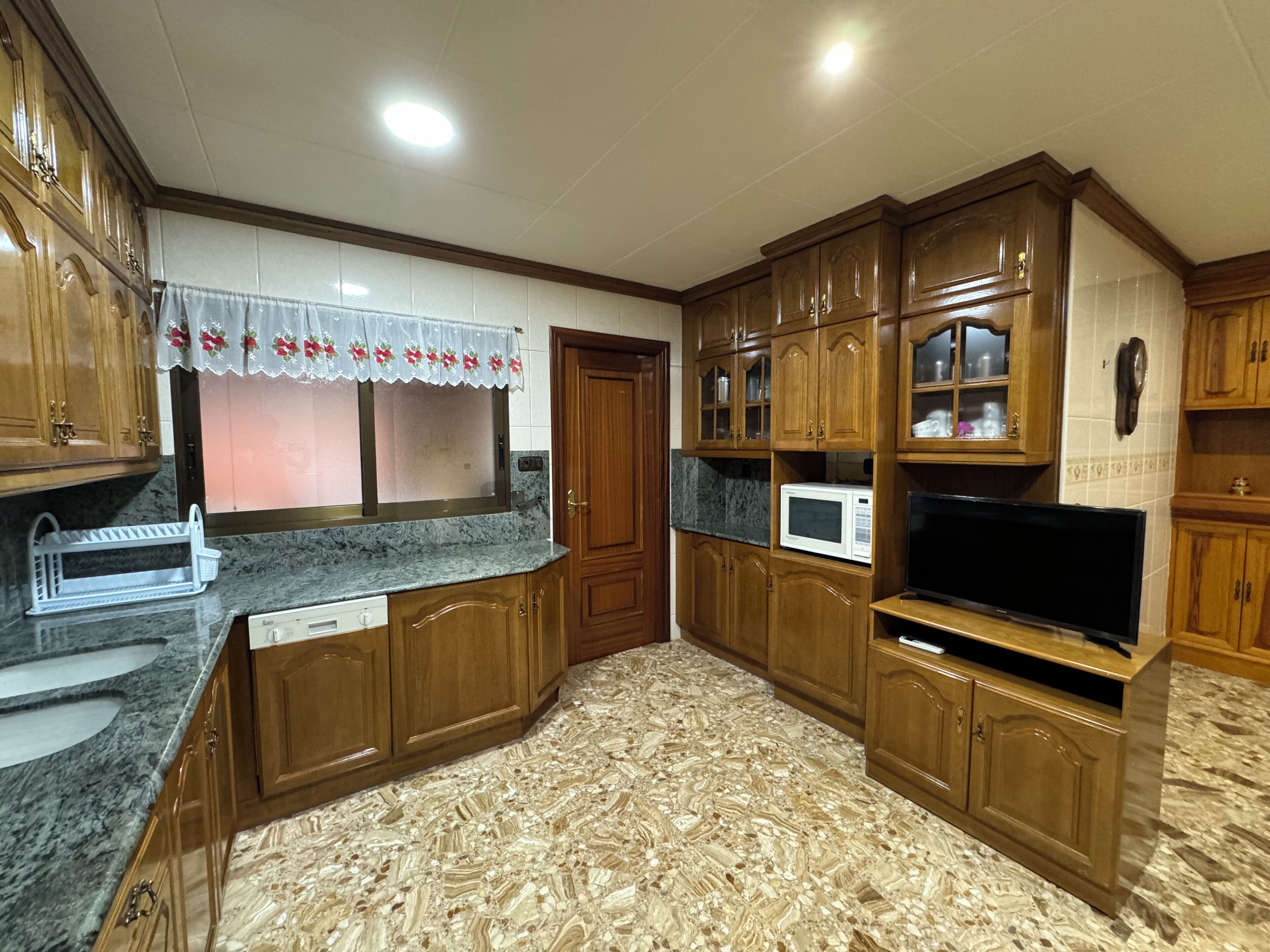 Kylskåp, mikrovågsugn, ugn och spishäll