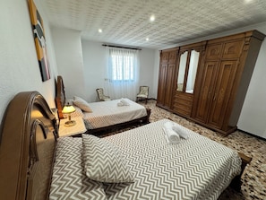 4 chambres, fer et planche à repasser, Wi-Fi, draps fournis