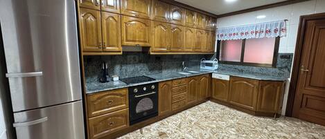 Een koelkast, een microgolfoven, een oven, een kookplaat