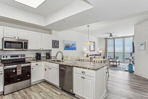 Køleskab, mikrobølgeovn, ovn, kogeplade