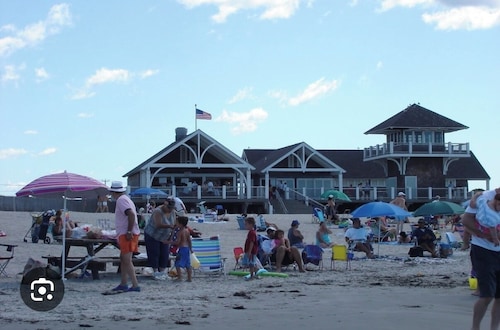 New Listing! Walk to Beaches, Point Judith, AC, WiFi, Fire Pit, Outdoor Shower