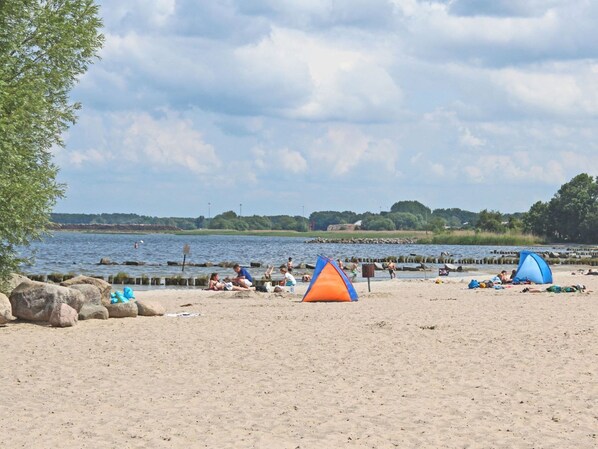 A beach with tents and people relaxing. - Hausboot in Ueckermuende (Ueckermuende)