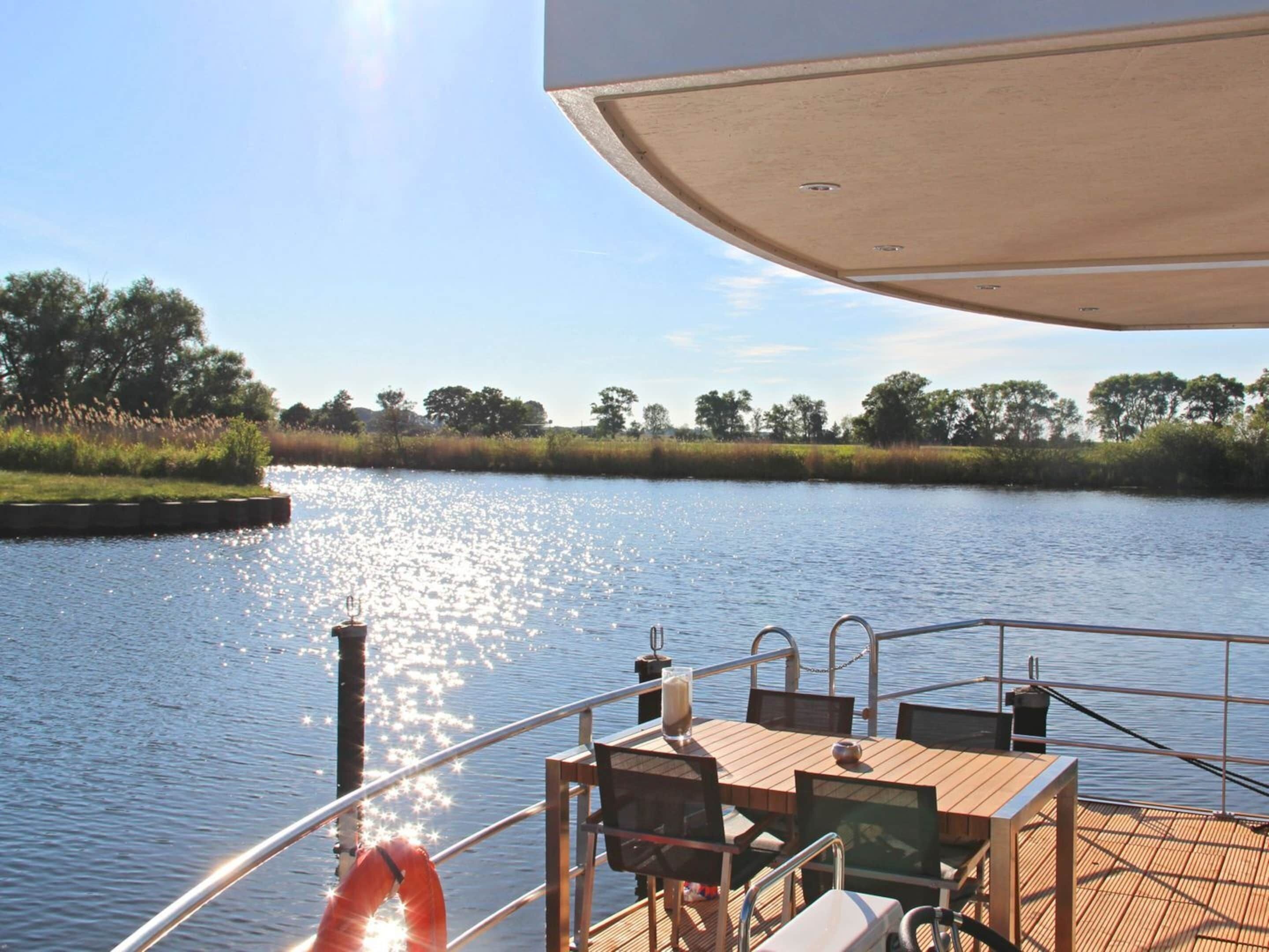 Mobile Home | Outdoor dining