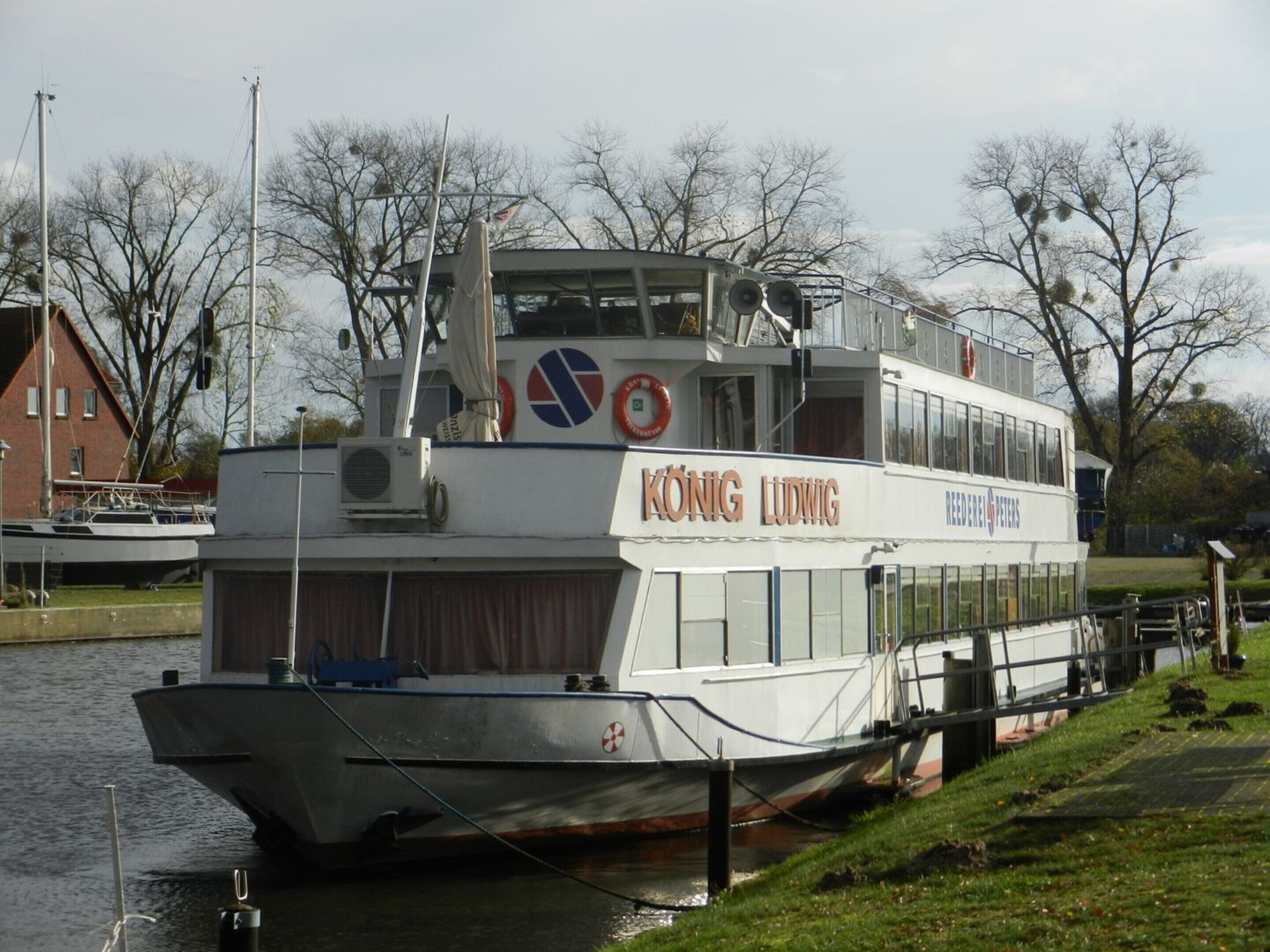 Un bateau fluvial à la coque blanche, portant le nom « KÖNIG LUDWIG » sur le côté.