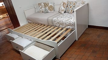 6 bedrooms, iron/ironing board, WiFi, bed sheets