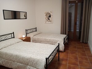 6 bedrooms, iron/ironing board, WiFi, bed sheets