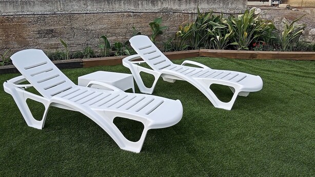 Two white plastic lounge chairs on artificial grass. - HOME TO ENJOY IN STYLE !!!! Garden, barbecue, swimming pool, swings, ping-pong. (Arguedas)