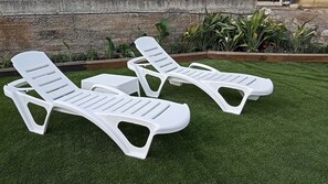 Two white plastic lounge chairs on artificial grass. - HOME TO ENJOY IN STYLE !!!! Garden, barbecue, swimming pool, swings, ping-pong. (Arguedas)