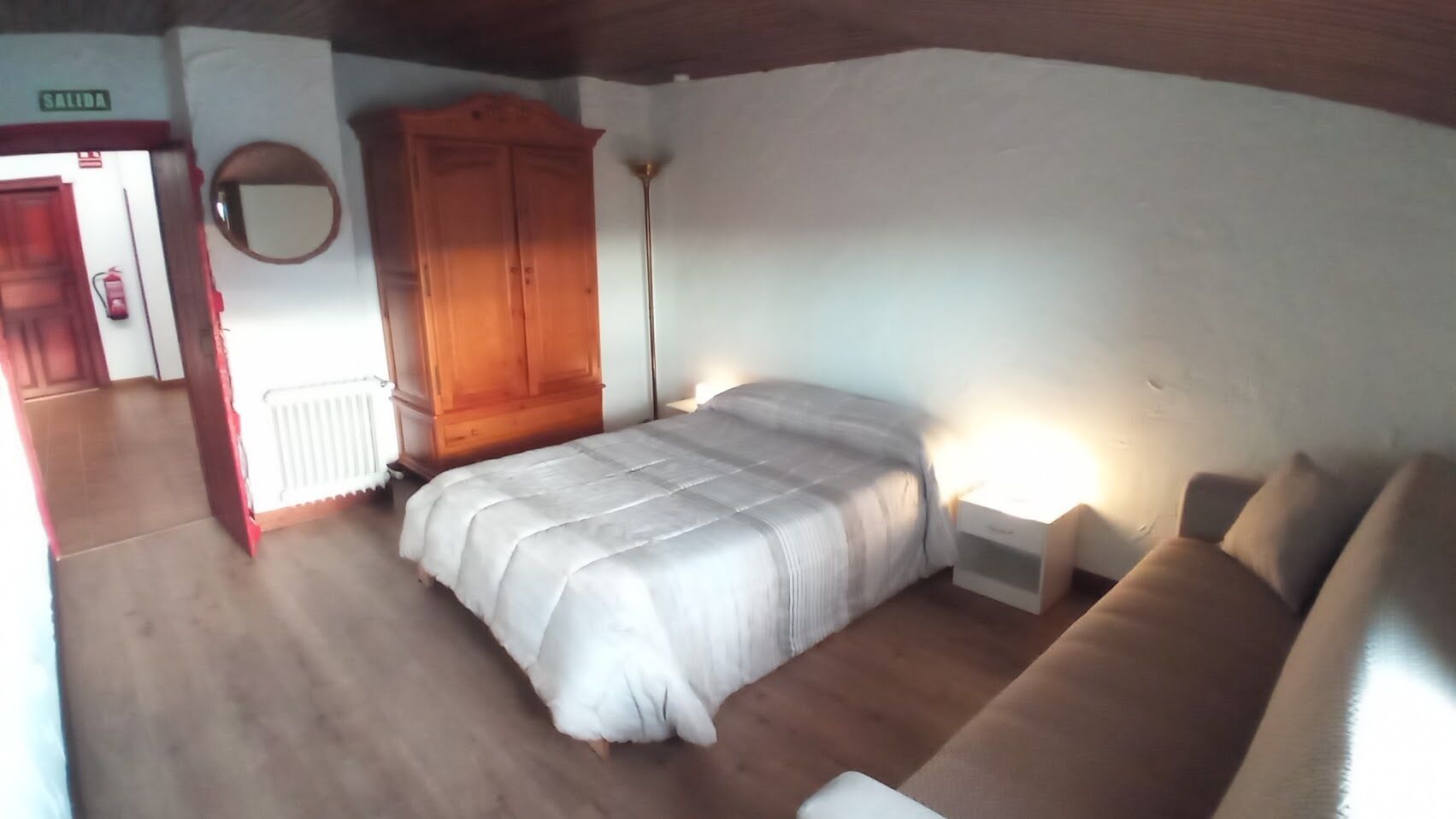 6 slaapkamers, een strijkplank/strijkijzer, wifi, beddengoed