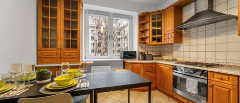 Kühlschrank, Mikrowelle, Ofen, Herdplatte