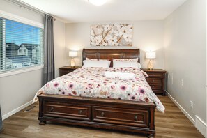 3 bedrooms, desk, iron/ironing board, travel cot - Entire modern and comfortable family home with AC in SE! (Calgary)