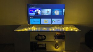 Un televisor mostrando una interfaz de servicio de transmisión con opciones como 'Daily Play' y aplicaciones como 'AirScreen' y 'Puffin TV Browser'.