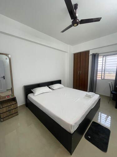 Charming 2-bedroom apartment with AC, WiFi, 2mins from Guwahati Airport 
