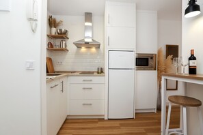 Køleskab, mikrobølgeovn, kogeplade, opvaskemaskine