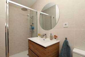 Douche, séchoir à cheveux, serviettes fournies