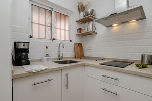 Kühlschrank, Mikrowelle, Herdplatte, Geschirrspüler