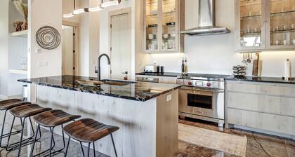 Breathtaking Views, Indoor/Outdoor Linear Fireplace, Sauna