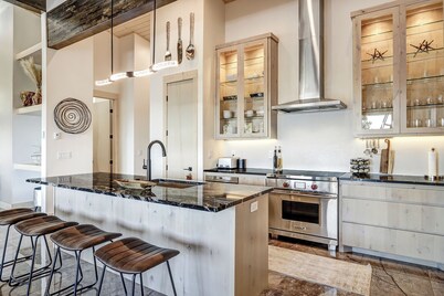 Breathtaking Views, Indoor/Outdoor Linear Fireplace, Sauna