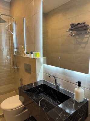 Ducha, secador de pelo, bidet, toallas