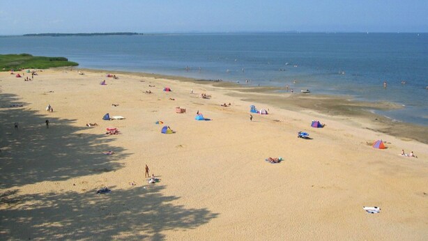 A beach with tents and people. - Hausboot in Kroeslin am Bodden (Kröslin)