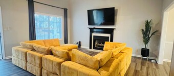 Hollywood Hideaway, Amazing, Comfy, Spacious 4-bedroom house in w/theater room 