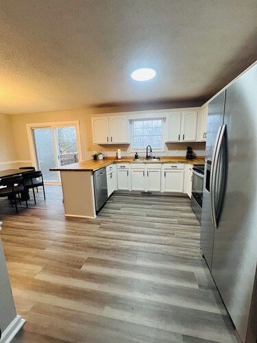 Hollywood Hideaway, Amazing, Comfy, Spacious 4-bedroom house in w/theater room 